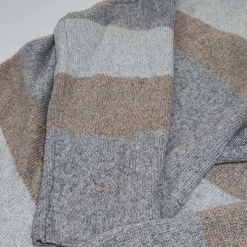 Max Studio V-Neck Sweater - Gray and Tan Cabin Core Snuggle-worthy Knit-wear - Picture 4 of 8